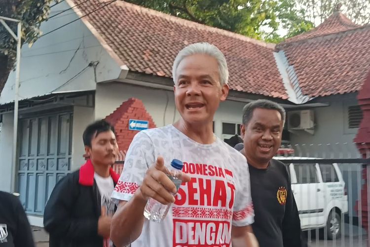 Bakal capres PDI-P Ganjar Pranowo saat menyapa warga ketika melakukan lari pagi di Kota Cirebon, Jawa Barat, Sabtu (3/5/2023).