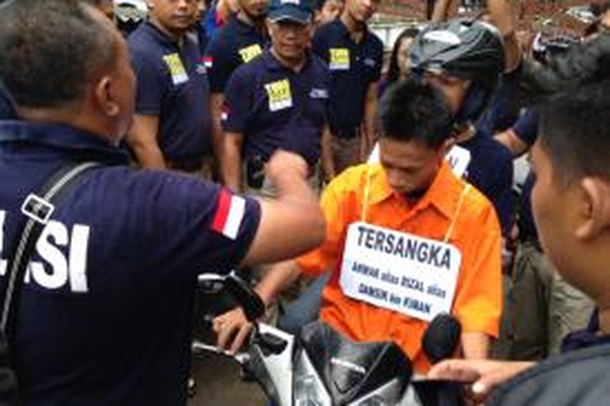 Tersangka pembunuh AAP (12), Rizal Anwar (berkemeja oranye), menjalani rekonstruksi kasusnya sendiri di Rusun Karet Tengsin, Kelurahan Karet Tengsin, Kecamatan Tanah Abang, Jakarta Pusat, Minggu (29/11/2015) siang. 








