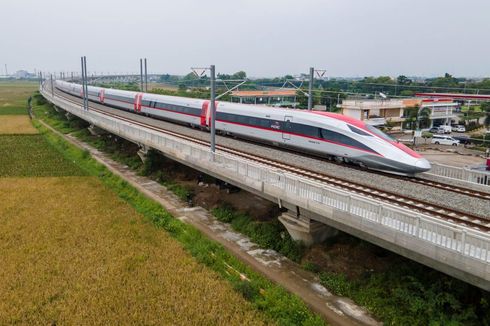 Jalur Kereta Cepat Jakarta-Bandung Telah Dialiri Listrik Tegangan Tinggi, KCIC Imbau Masyarakat Berhati-hati