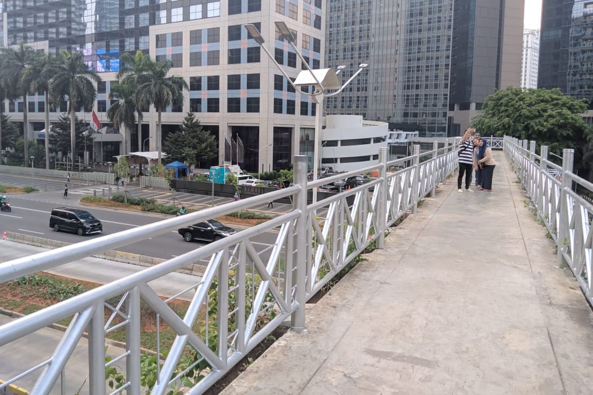 Jembatan Penyeberangan Orang (JPO) Sudirman, Jakarta Pusat, Selasa (5/11/2019)