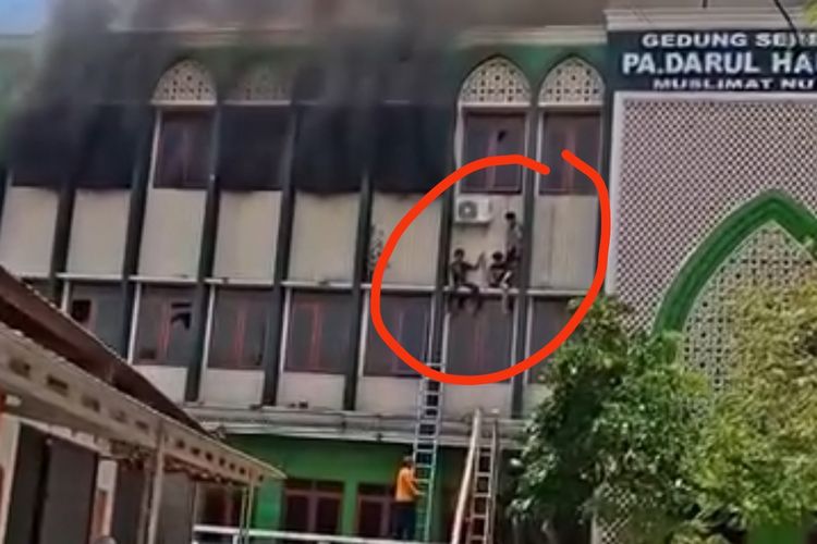Detik-detik 3 Anak Terjebak Kebakaran di Lantai 3 Panti Asuhan Kudus, Diselamatkan Warga