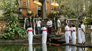 Tradisi Melukat di TMII Diikuti 200 Peserta, Ini Makna dan Prosesnya