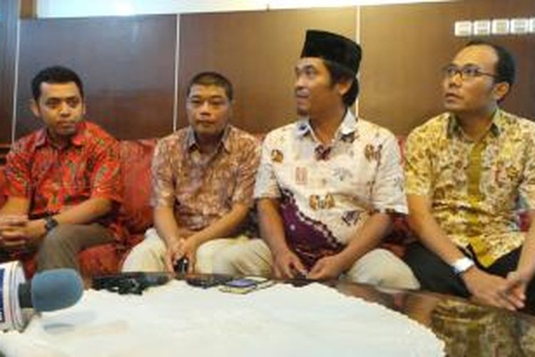 Anggota koalisi masyarakat sipil, Romo Benny Susetyo (dua dari kiri) dan Ray Rangkuti (dua dari kanan), di Gedung Dewan Pertimbangan Presiden, Jakarta, Jumat (30/1/2015).
