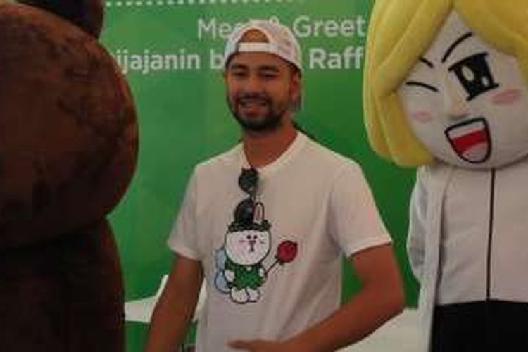 Raffi Ahmad diabadikan usai acara kampanye LINE di Alfamart Lapangan Bola, Kebon Jeruk, Jakarta Barat, Rabu (16/11/2016).