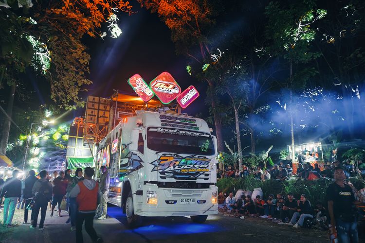 Suasana karnaval yang terselenggara setiap dua tahunan All in Gampingan menggunakan sound horeg yang berlangsung di Pagak, Kabupaten Malang, Jawa Timur, Sabtu (11/10/2025) malam.