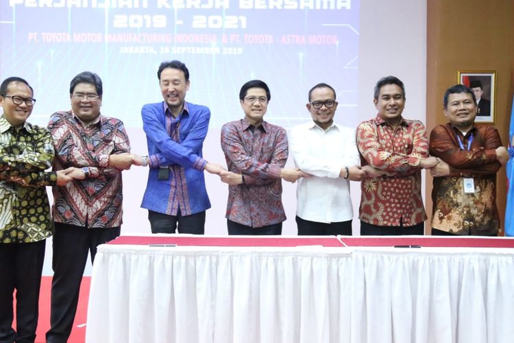 Menaker Hanif saat menghadiri Penandatanganan Perjanjian Kerja Bersama (PKB) Periode 2019-2021 antara Perusahaan dan Serikat Pekerja PT Toyota Motor Manufacturing Indonesia (TMMIN) dan PT Toyota Astra Motor (TAM) di Jakarta, Senin (16/9/2019).