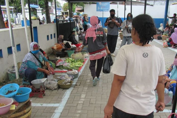 Suasanya Pasar Bandung, Kota Tegal Jawa Tengah yang mulai menerapkan aturan jaga jarak di hari ke-10 pelaksanaan PSBB, Sabtu (2/5/2020)