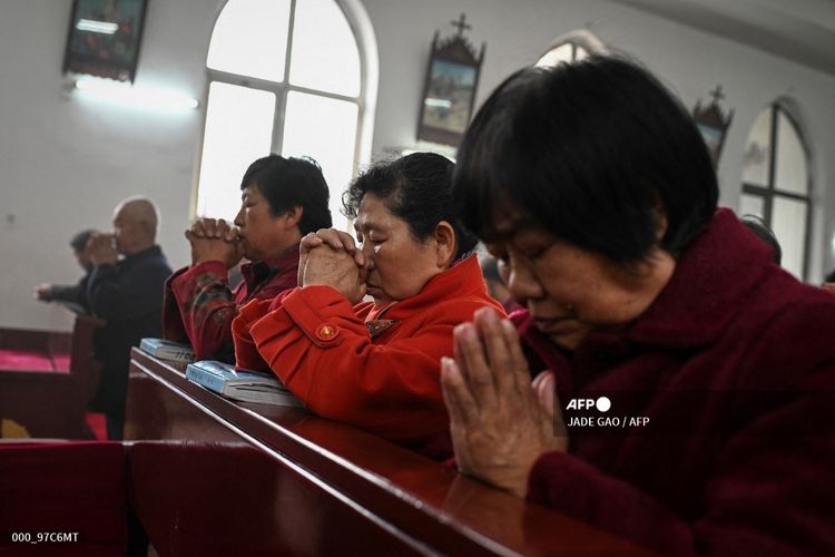 Umat Katolik ketika menghadiri misa pagi untuk merayakan Minggu Paskah di gereja dekat Beijing, pada 4 April 2021.