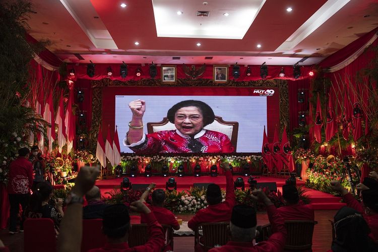 Ketua Umum DPP PDI Perjuangan Megawati Soekarnoputri tampil di layar saat menyampaikan pidato politiknya dalam peringatan HUT Ke-49 PDIP di kantor DPP PDIP, Jakarta Pusat, Senin (10/1/2022). Peringatan yang digelar secara daring dan luring tersebut mengangkat tema Bangunlah Jiwa dan Badannya untuk Indonesia Raya. ANTARA FOTO/Sigid Kurniawan.