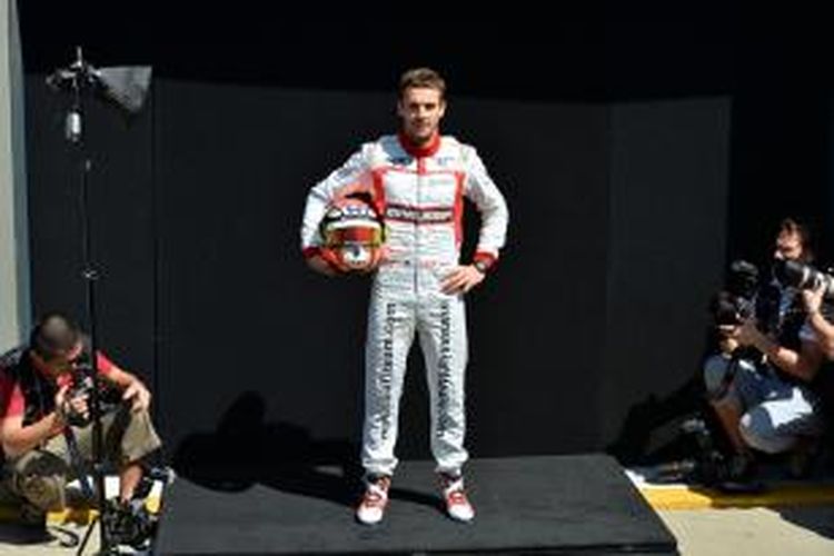 Pebalap Marussia asal Perancis, Jules Bianchi, berpose dalam sesi pemotretan jelang GP Australia di Melbourne, 13 Maret 2014.