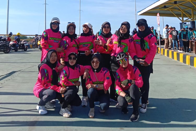 Saat Bidadari Gowes Kebunan (BGK) dan foto bersama di Dermaga Satu Pelabuhan Kalianget, Sumenep, Jawa Timur. 