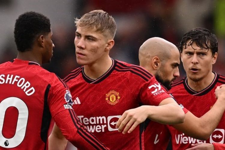 Penyerang Manchester United, Marcus Rashford, menyalami Rasmus Hojlund sebelum laga melawan Crystal Palace pada pekan ketujuh Liga Inggris 2023-2024 di Stadion Old Trafford, Sabtu (30/9/2023). Artikel ini jadwal siaran langsung Liga Champions Man United vs Copenhagen.