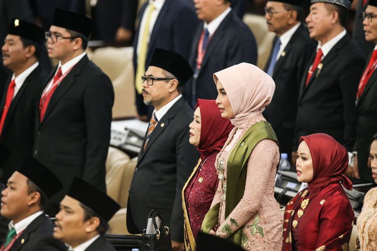 Arzeti Bilbina saat pelantikan anggota DPR, DPD, dan MPR periode 2019 - 2024 pada sidang paripurna di Kompleks Parlemen, Senayan, Jakarta, Selasa (1/9/2019) pagi.