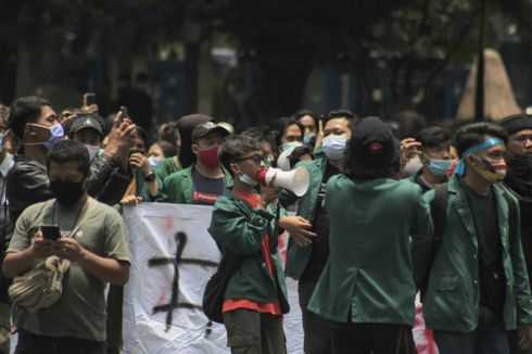 Demo Tolak UU Cipta Kerja di Bandung, Massa Kepung Gedung DPRD Jabar