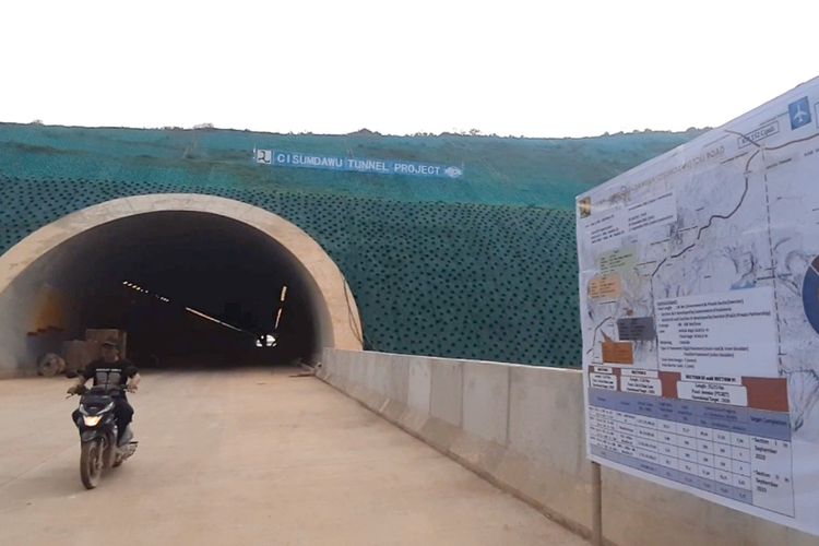 Tunnel project Tol Cisumdawu di wilayah Pamulihan, Sumedang, Jawa Barat telah selesai dibangun. Namun, pembangunan jalur jalan bebas hambatan ini terlambat dari target yang ditetapkan pemerintah. AAM AMINULLAH/KOMPAS.com