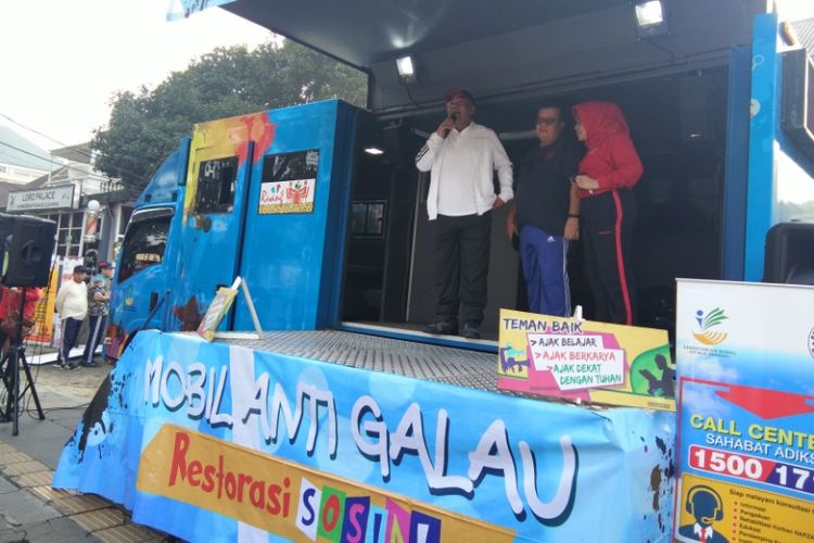 Kementerian Sosial berinisiatif mendekat pada masyarakat untuk mengatasi persoalan keluarga-keluarga di Indonesia melalui Mobil Anti Galau. Salah satu kegiatan yang disasar dengan Mobil Anti Galau adalah kegiatan car free day di Jalan Dago, Bandung, Minggu (15/4/2018)