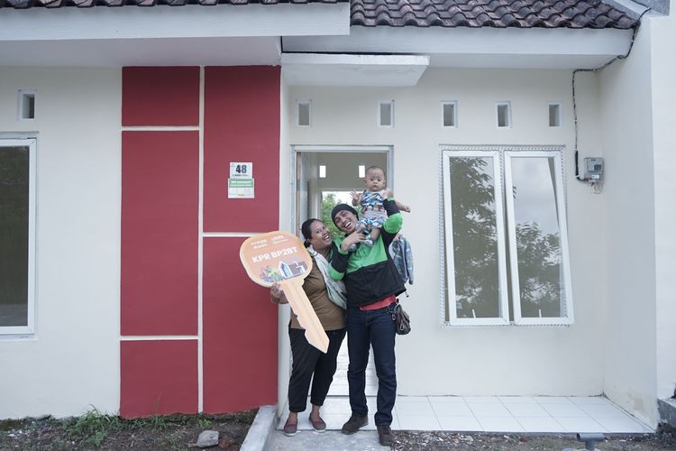 Mitra driver Gojek di Solo, Alexander Hogiono Yogo Kusuma siap menempati rumah barunya yang didapatkan melalui program KPR Subsidi. 