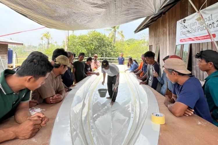 Ganti Kapal Kayu Lapuk, Masyarakat Segun Belajar Buat Kapal Fiberglass Bersama Tim Ekspedisi Patriot