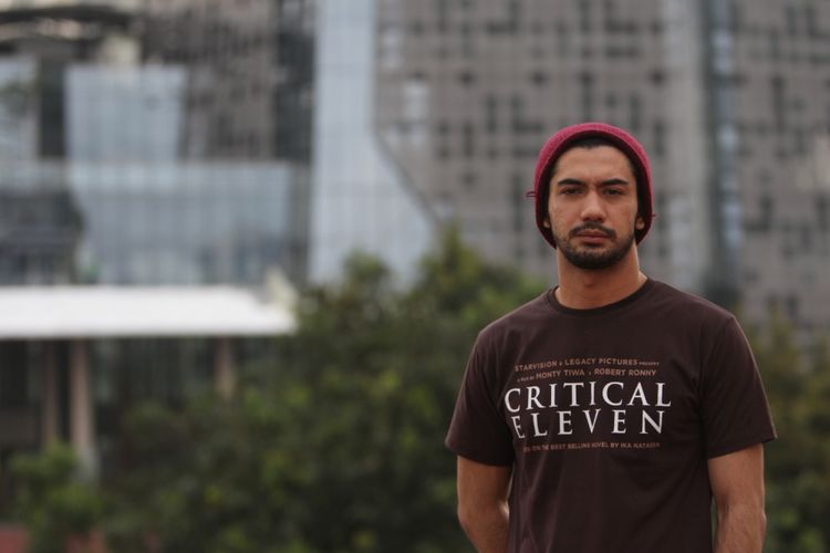 Pemeran tokoh Ale dalam film Critical Eleven, Reza Rahardian berpose saat mengunjungi kantor redaksi Kompas.com di Jakarta, Selasa (9/5/2017).  Film Critical Eleven diangkat dari novel karya Ika Natassa. 