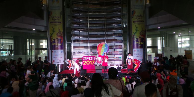 Suasana panggung utama Festival Dongeng Internasional Indonesia 2017 di Perpustakaan Nasional atau Pernas, Jalan Merdeka Selatan, Sabtu (4/11/2017).