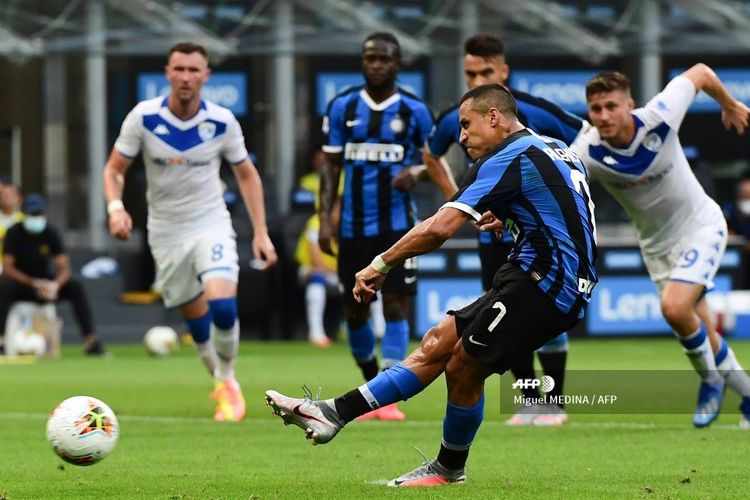 Alexis Sanchez saat melakukan eksekusi penalti pada laga Inter Milan vs Brescia di Stadion Giuseppe Meazza dalam lanjutan pekan ke-29 Serie A, kasta tertas Liga Italia, Rabu (1/7/2020).