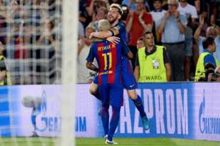 Lionel Messi dan Neymar merayakan gol Barcelona ke gawang Celtic FC pada partai Grup C Liga Champions di Stadion Camp Nou, Selasa (13/9/2016).