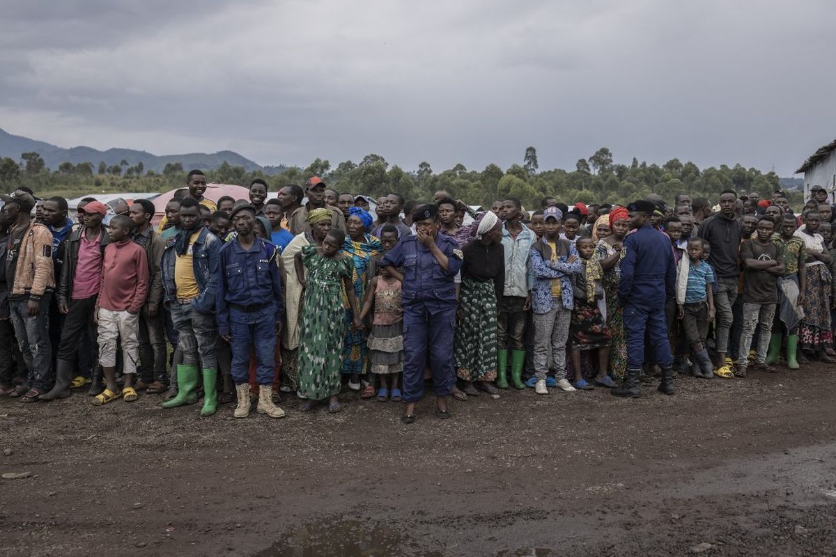 Pengungsi menyaksikan tim Dewan Keamanan PBB tiba untuk mengunjungi kamp Bushangara bagi para pengungsi internal di utara Goma, RD Kongo pada 12 Maret 2023. 