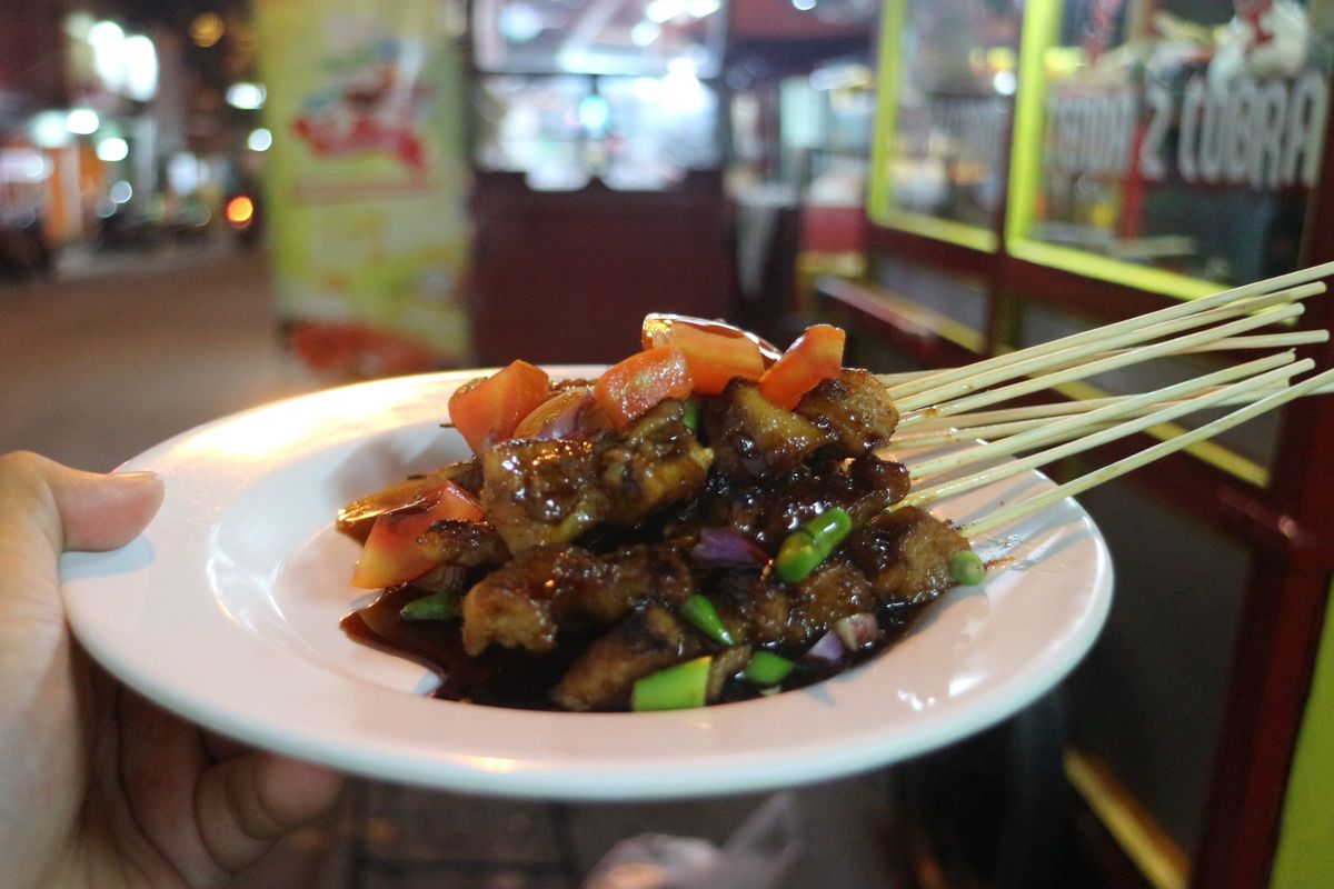 Salah satu menu di warung Tenda Dua Cobra, sate ular
