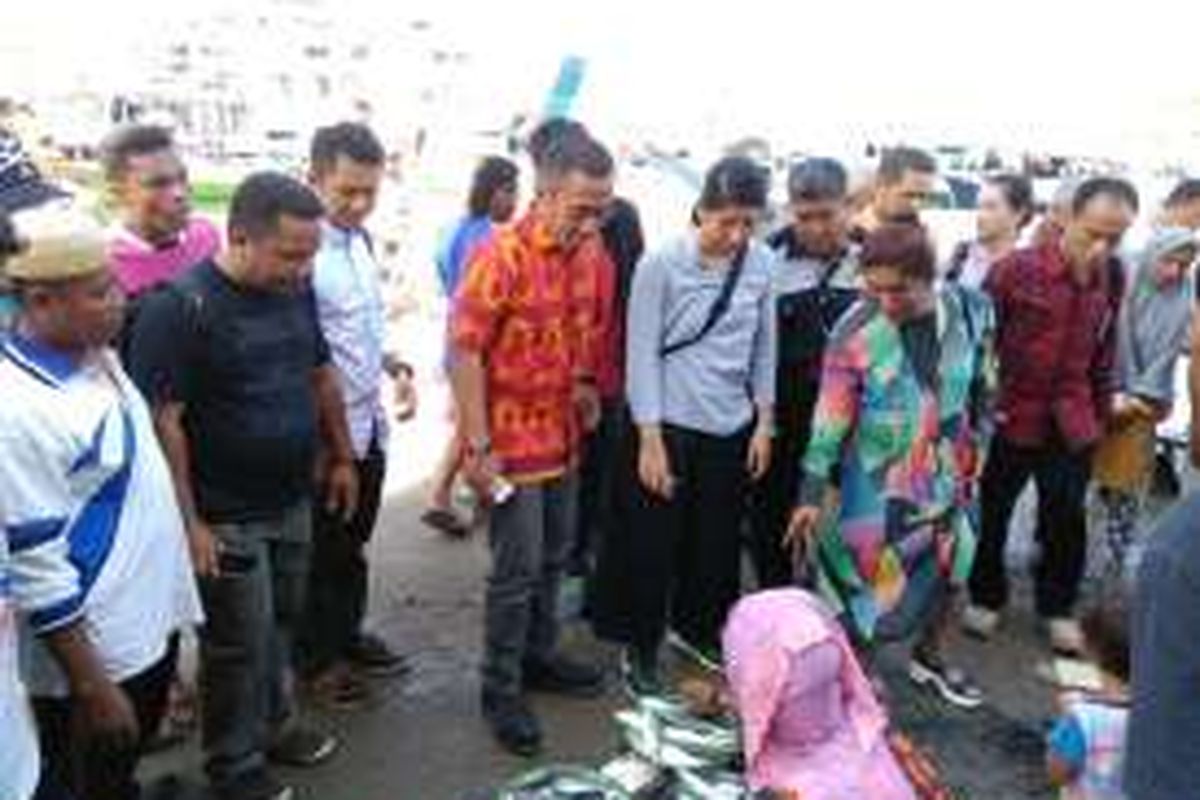 Menteri Kelautan dan Perikanan Susi Pudjiastuti membeli ikan segar hasil tangkapan nelayan di pasar ikan TPI Manggarai Barat, Labuan Bajo, NTT, pada Senin (6/6/2016). Susi berharap nilai tukar nelayan di Manggarai Barat bisa meningkat, bahkan di atas rata-rata nasional.
