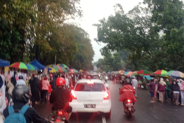 Kondisi pasar takjil yang ramai di Jalan Surabaya, Kota Malang, Jawa Timur pada Minggu (10/4/2022).