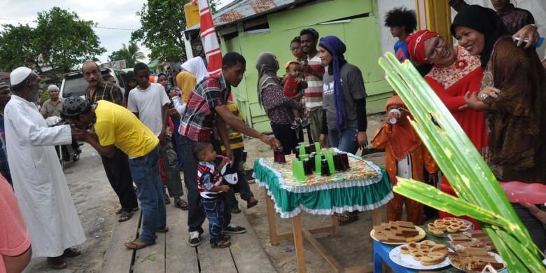 kegiatan hadrat keliling kota tiap idul fitri merupakan ajang silaturahmi dengan semua warga, selain menyinggahi rumah tokoh masyarakat. Yang cukup unik karena kegiatan ini juga diikuti oleh warga yang beragama lain. Ada yang memeriahkan di tempat-tempat yang menyediakan makanan dan minuman sambil ikut menari di tengah jalan serta ada pula yang memberikan sumbangan di kotak amal.