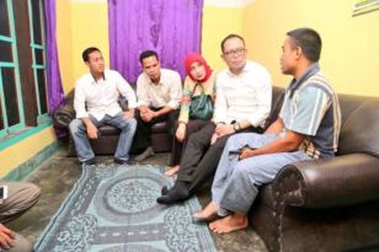 Menteri Tenaga Kerja Hanif Dakhiri seat mendengar curhatan dari para calon TKI dan TKI purna ketika melakukan kunjungan kerja di Kampung TKI, Desa Jenggi Utara, Lombok Timur, Nusa Tenggara Barat, Sabtu (3/1/2015).