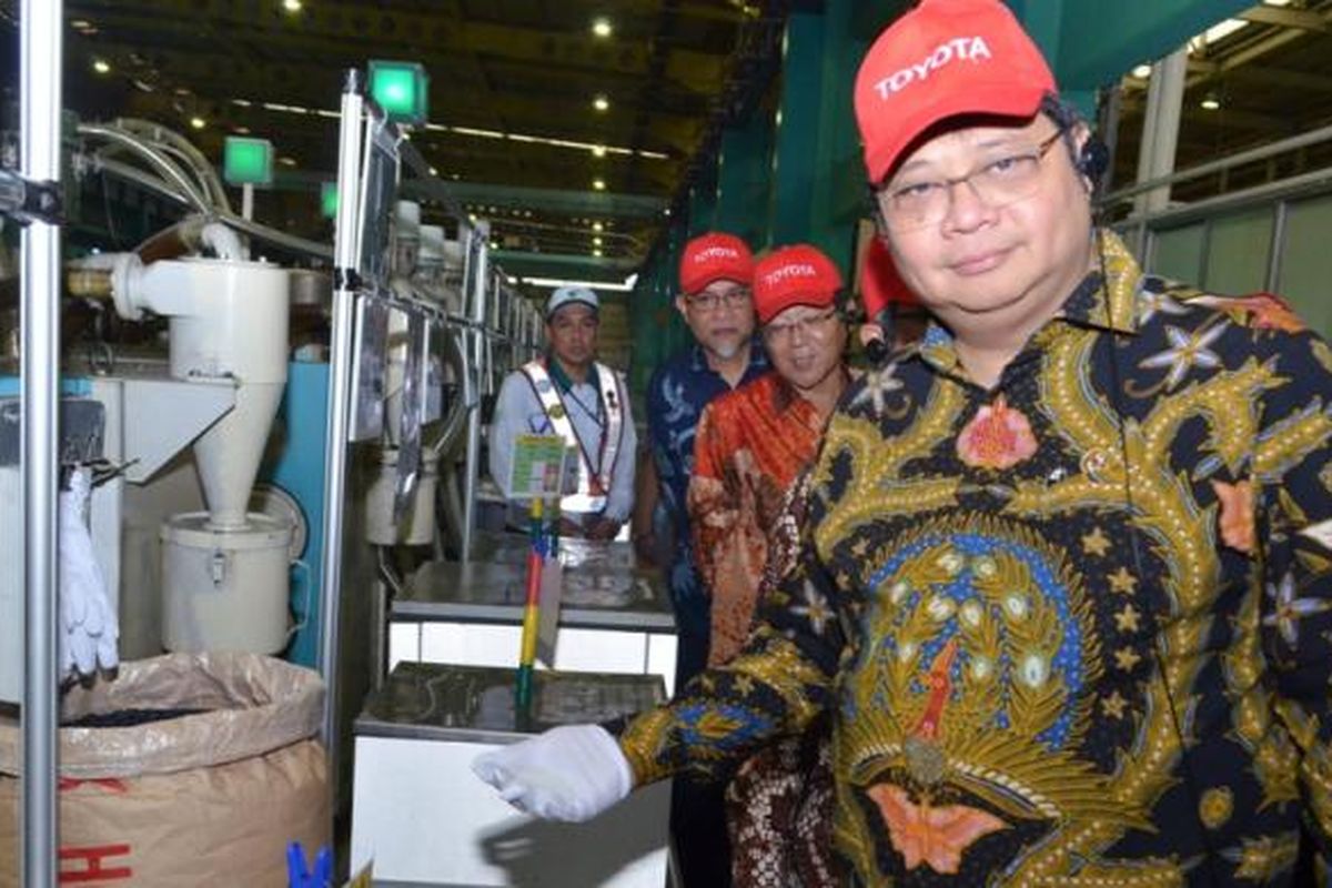 Dok Kemenperin - Menperin Airlangga Hartarto menunjukkan bahan baku plastik jenis polypropylene yang akan digunakan pada pembuatan komponen kendaraan  di Bekasi, Jawa Barat, 9 Februari 2017.