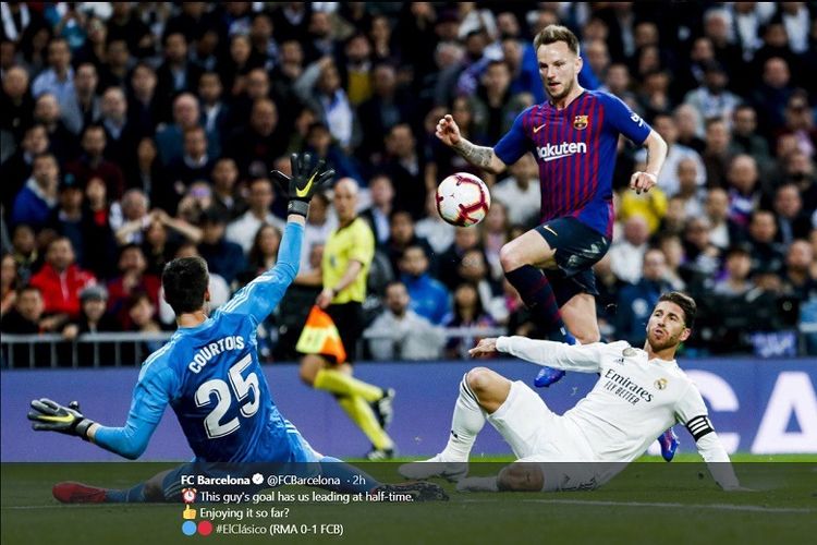 Gelandang Barcelona, Ivan Rakitic, saat menjebol gawang Real Madrid dalam partai Liga Spanyol di Estadio Santiago Bernabbeu, Sabtu (2/3/2019).
