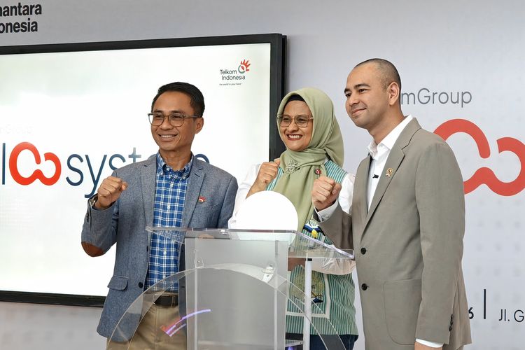 Kiri ke kanan: Direktur IT Digital Telkom, Faizal R. Djoemadi, Direktur Utama Telkom, Dian Siswarini, Utusan Khusus Presiden Bidang Pembinaan Generasi Muda & Pekerja Seni, Raffi Ahmad