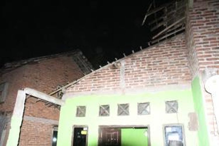 Atap rumah milik Ahmad Asnawi (73) rusak akibat ditimpa pohon tumbang saat terjadi angin puting beliung di Dusun Kerten, Desa Krincing, Kecamatan Secang, Kabupaten Magelang, Senin (10/3/2014) petang.