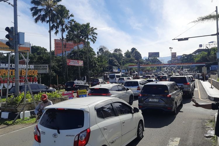 Arus Padat H+1 Lebaran, One Way Arah Puncak Bogor Diberlakukan
