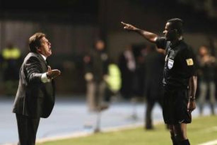 Wasit Jose Argote (kanan) mengusir pelatih Meksiko Miguel Herrera, dari lapangan dalam pertandingan Grup A Copa America di Stadion El Teniente, Rancagua, Chili, 19 Juni 2015.