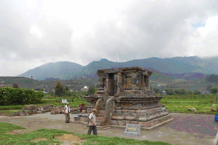 Candi Setyaki di dataran tinggi Dieng sebelum dipugar.