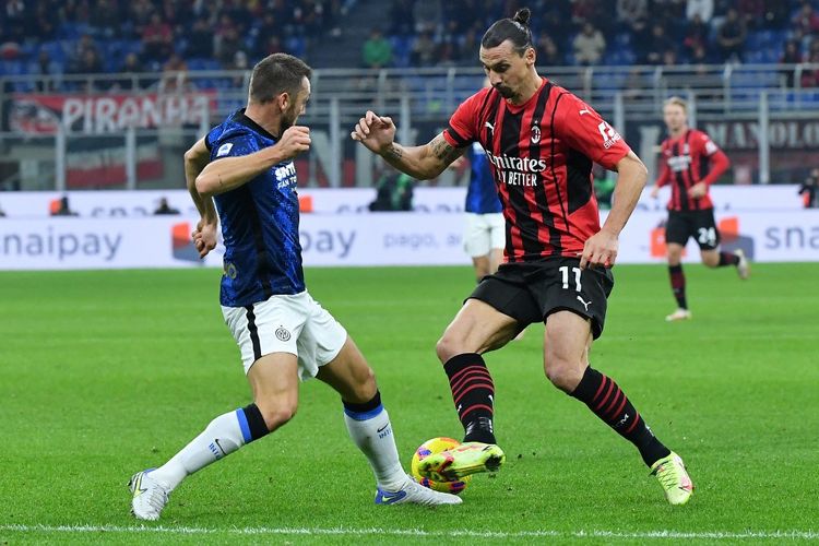 Zlatan Ibrahimovic berebut bola dengan Stefan de Vrij dalam pertandingan Milan vs Inter pada pekan ke-12 Liga Italia 2021-2022 di Stadion San Siro, Senin (8/11/2021) dini hari WIB. 
