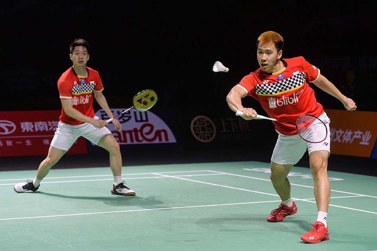 Pebulu tangkis ganda putra Indonesia Kevin Sanjaya Sukamuljo (kiri) dan Marcus Fernaldi Gideon berusaha mengembalikan kok ke arah ganda putra Jepang Takeshi Kamura dan Keigo Sonoda pada laga final Fuzhou China Open 2019 di Haixia Olympic Sports Center, Fuzhou, China, Minggu (10/11/2019). Marcus/Kevin berhasil menjuarai China Open 2019 setelah menang pada laga tersebut dengan skor 21-17, 21-9.