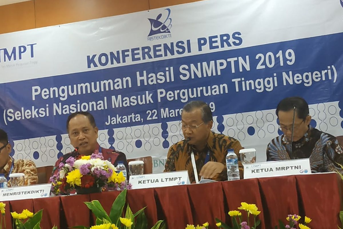 Menristekdikti Mohamad Nasir didampingi Ketua LTMPT Prof Ravik Karsidi dalam konferensi pers Pengumuman Hasil SNMPTN 2019 di Gedung Kemenristekdikti, Jakarta (22/3/2019).