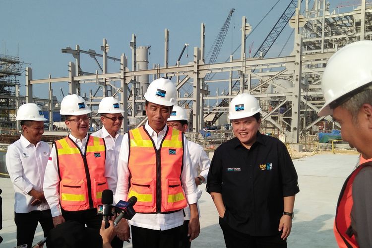 Presiden Joko Widodo (Jokowi) usai meninjau progres pembangunan smelter milik PT Freeport Indonesia di JIIPE, Kawasan Ekonomi Khusus (KEK) Gresik, Jawa Timur, Selasa (20/6/2023).