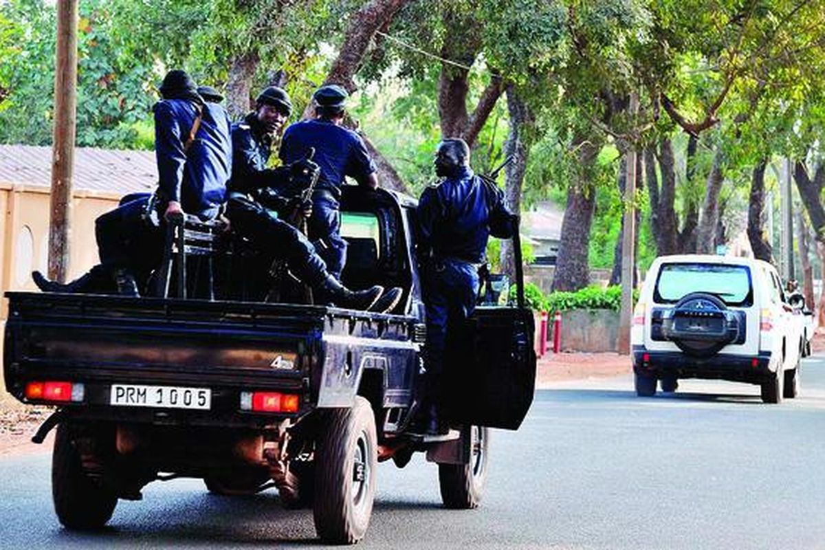 Polisi Mali berpatroli di Bamako, Minggu (13/1), saat negara-negara di Afrika Barat memutuskan bekerja sama dengan Perancis, dengan mengirimkan 3.300 tentara untuk membantu Pemerintah Mali merebut kembali wilayah utara yang dikendalikan oleh kelompok separatis. 