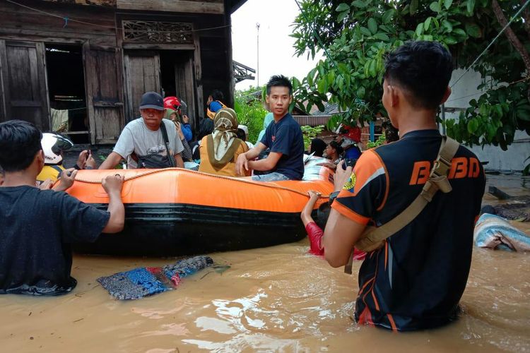 BPBD Kalsel mengevakuasi warga yang terdampak banjir di Kelurahan Cempaka, Banjarbaru, Kalsel, Minggu (5/1/2020).