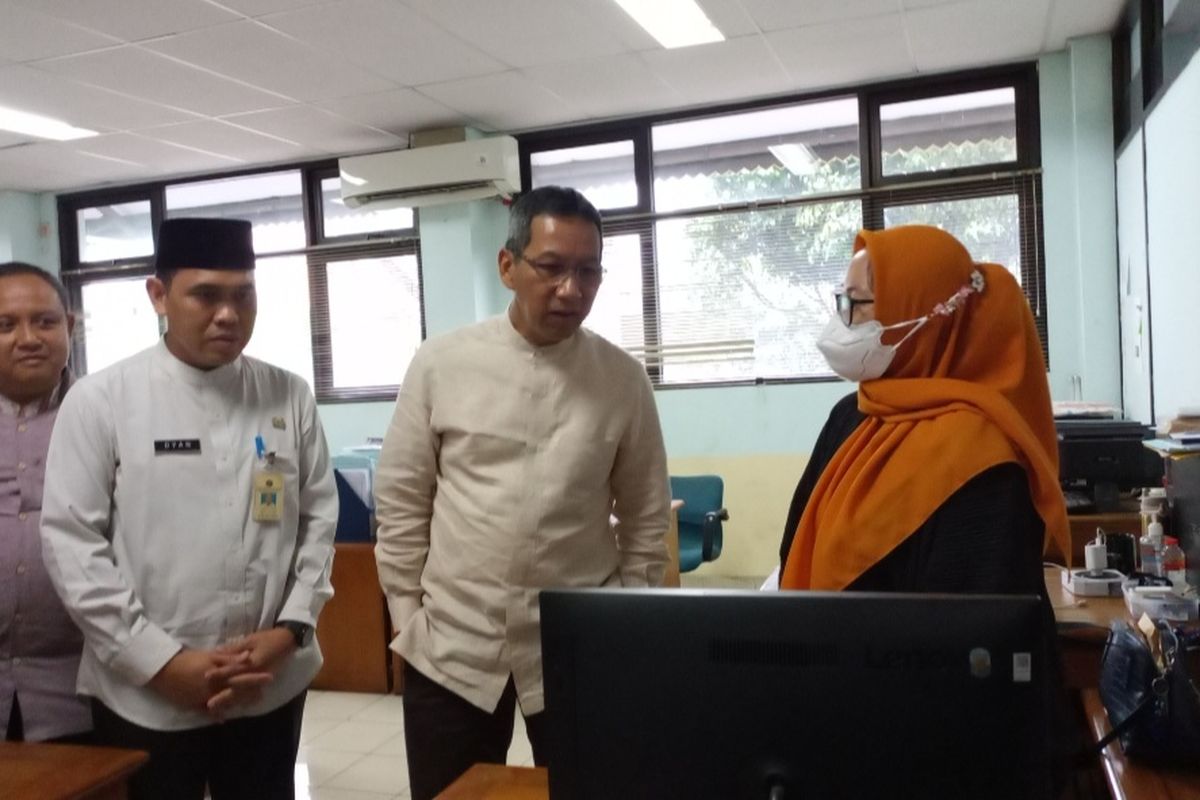 Penjabat Gubernur DKI Jakarta Heru Budi Hartono melakukan inspeksi mendadak (sidak) ke Kantor Kecamatan Tebet, Jakarta Selatan, Jumat (25/11/2022) siang.