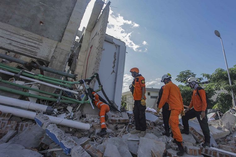Petugas Basarnas melakukan pencarian korban gempa dan tsunami di Hotel Roa Roa, Palu, Sulawesi Tengah, Minggu (30/9).   Berdasarkan data BNPB jumlah korban akibat gempa dan tsunami per (30/9) pukul 13.00, sebanyak 832 orang meninggal dunia, 540 luka berat dan 16.732 pengungsi yang tersebar di 24 titik.