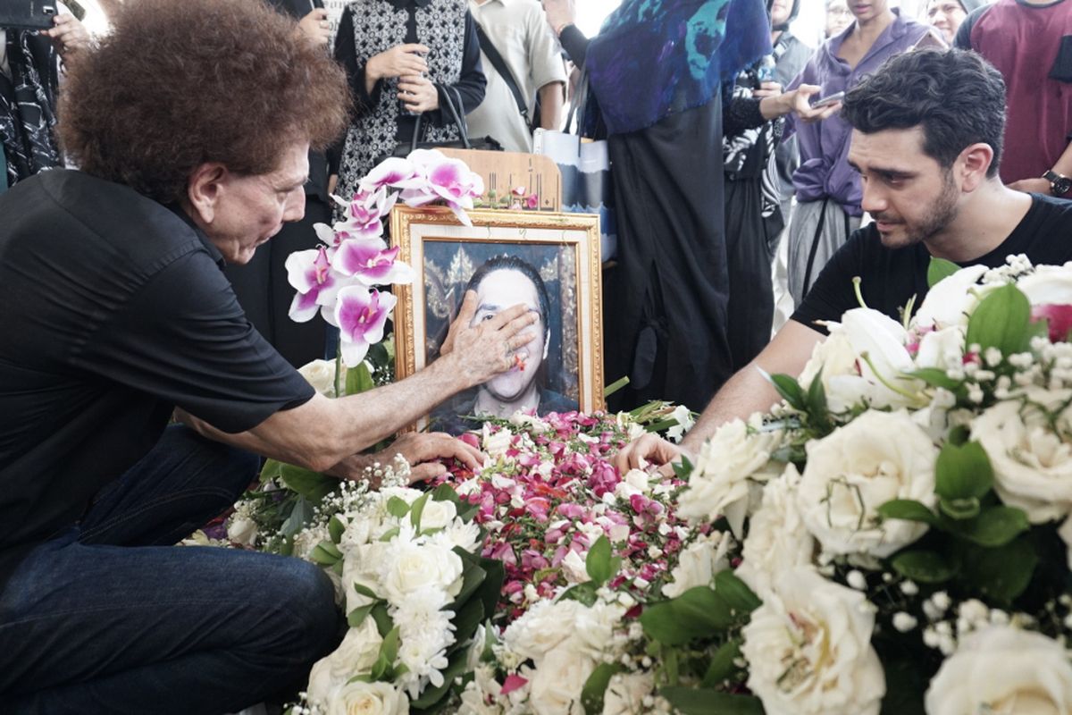 Artis peran Fachri Albar dan penyanyi rock Ahmad Albar di depan pusara Faldy Albar di TPU Tanah Kusir, Jakarta Selatan, Kamis (30/8/2018).