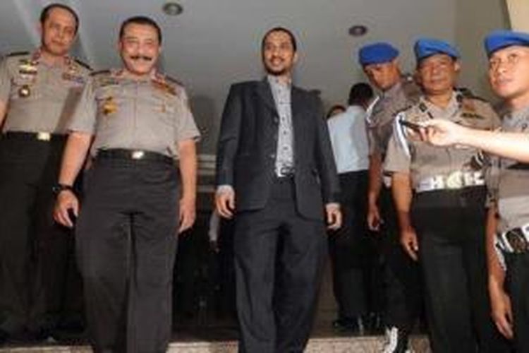 Ketua Komisi Pemberantasan Korupsi (KPK), Abraham Samad (memakai jas) dan Kapolri Jenderal (Pol) Timur Pradopo (kedua dari kiri) usai melakukan pertemuan tertutup di Markas Besar Polri, Jakarta, Selasa (31/7/2012).