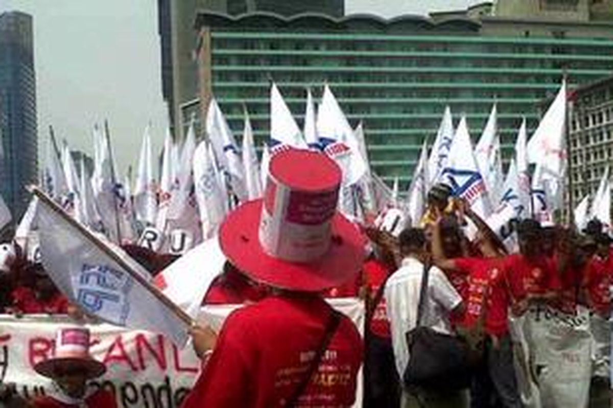 JAKARTA, KOMPAS.com- Aksi damai massa buruh menuju Istana Presiden menyebabkan kemacetan di sekitar Bundaran HI menuju ke Istana, Minggu (01/05/2011). 